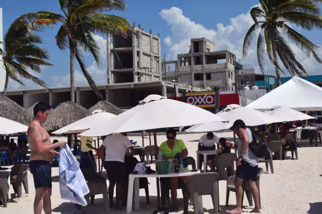 Familias enteras arribaron a las playas de Progreso para disfrutar del fin de semana