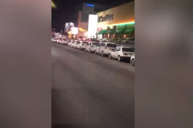 La fila de taxis comienza desde la altura del Malecón Tajamar y se prolonga hasta la entrada de la Zona Hotelera de Cancún
