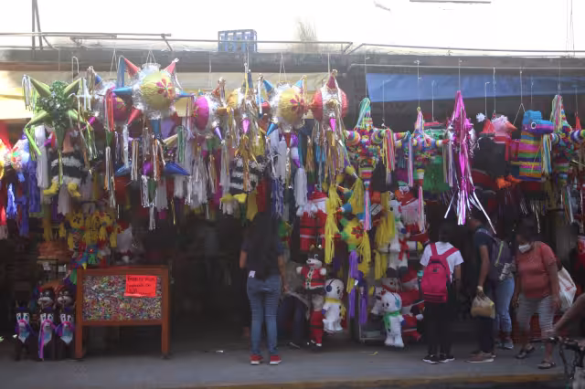 El costo de producción oscila entre los 110 y 150 pesos, para llegar a la venta al público hasta en los 300 pesos