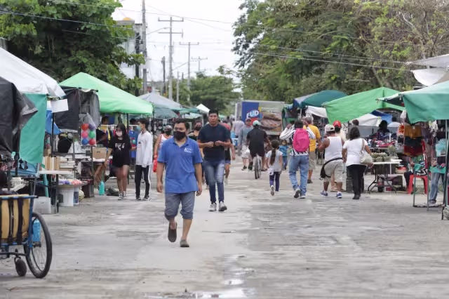 Los tianguis son un punto crítico de aglomeración en Cancún
