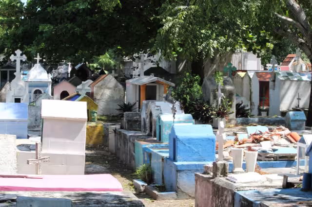 Una vez sacados los restos mortales de familias morosas, las tumbas en el Panteón Municipal de Cancún se reutilizan para otros difuntos