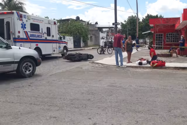 El motociclista herido fue llevado en una ambulancia hacia el Hospital del IMSS en Cozumel, además de que el responsable no llegó a un acuerdo con el agraviado