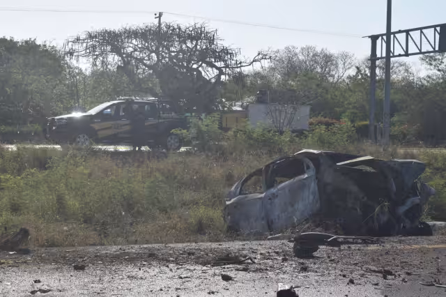 Dos personas quedaron atrapadas en el auto cuando comenzó a incendiarse