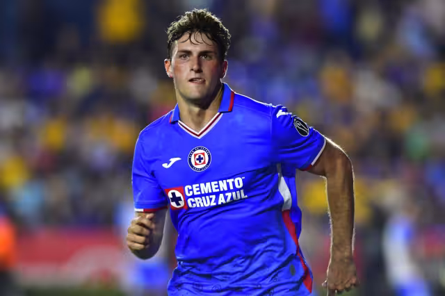 Santi Giménez llegó a Países Bajos esta mañana