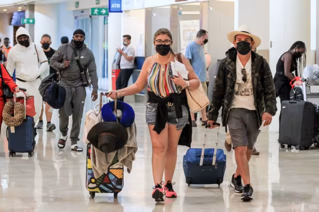 A pesar de los contagios, continúa la apertura al turismo