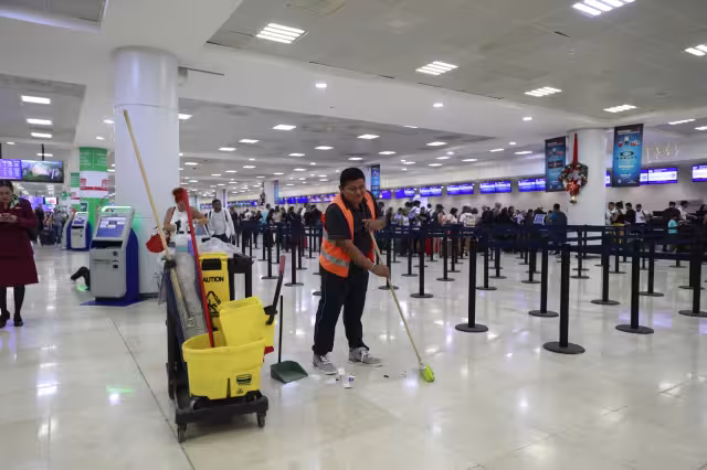 Le gusta mucho su trabajo porque ve y conoce a mucha gente distinta e interesante