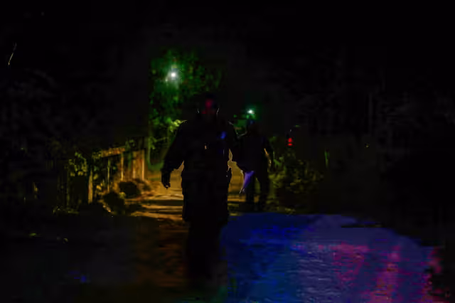 Taxistas de Cancún balean caseta de Policía en Puerto Morelos