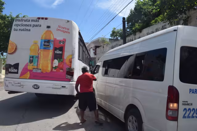 La combi y el camión presentaron solamente daños materiales