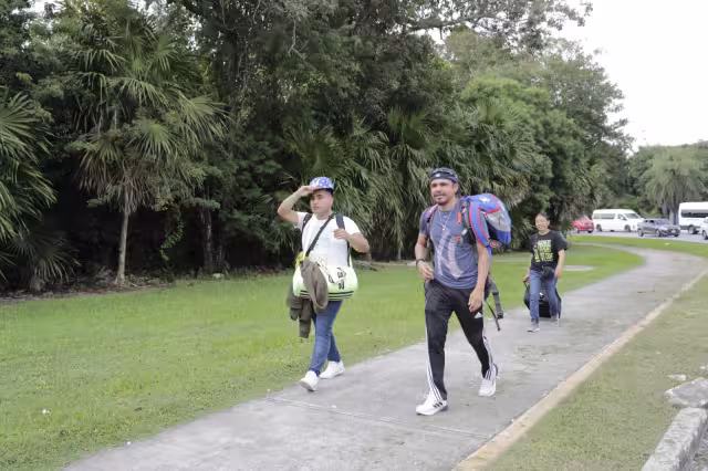 El costo de un taxi del AIC hasta el centro es muy caro por eso prefirieron caminar