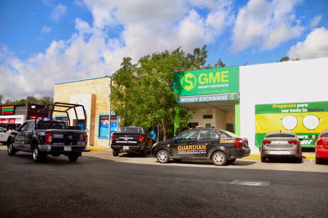 Elementos policiacos acudieron al kilómetro 339 de la carretera Cancún-Playa del Carmen para verificar el robo en la casa de cambio