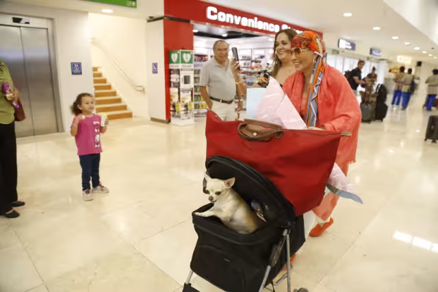 Yuri firmó autógrafos en el aeropuerto de Mérida