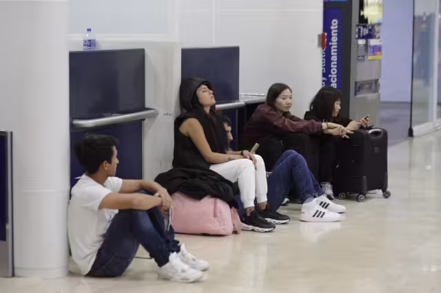 Algunos visitantes que han tenido complicaciones para regresar a sus ciudades de origen se quedan en el Recinto Aéreo.
