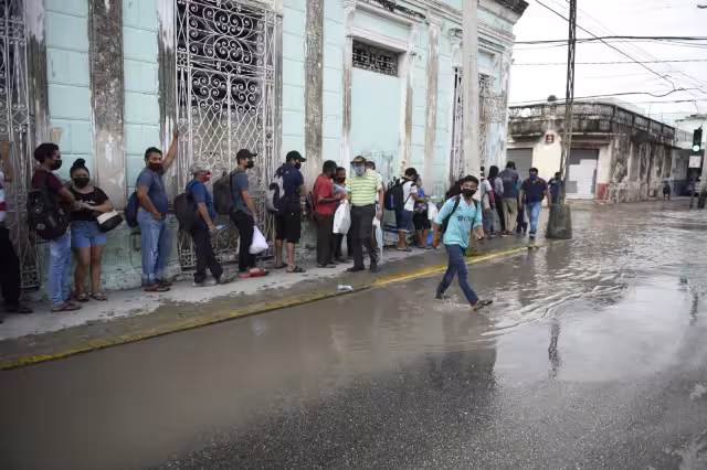 Las autoridades movilizaron a su personal para atender las llamadas por caída de árboles y encharcamientos