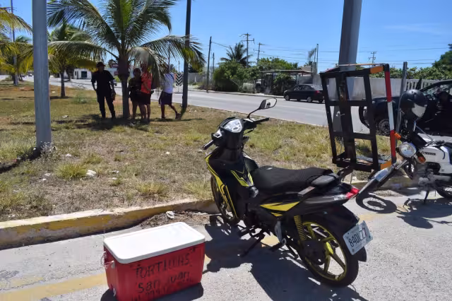 El joven también sufrió quemaduras al caer sobre el pavimento hirviendo