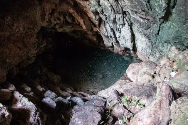 Una pequeña reja metálica resguarda su entrada y unos escalones de piedra dan paso a su interior