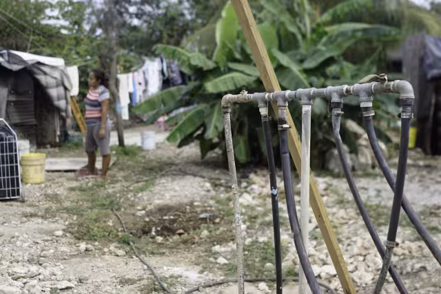 Pese a que algunos pagan, otros vecinos  han decido "colgarse" de algún punto para no dejar de tener el vital líquido.