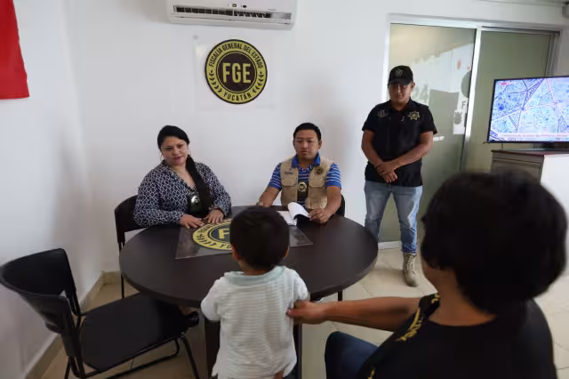 La madre del menor acudió a comparecer ante la FGE Yucatán tras el reporte por la desaparición del menor