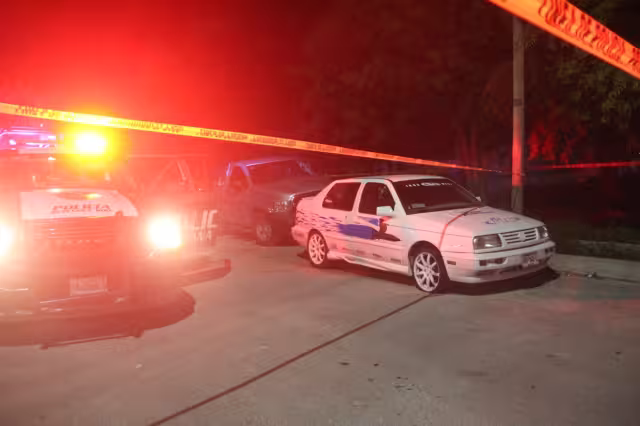 En el lugar de los hechos se encontró un vehículo con impactos de proyectil de arma de fuego