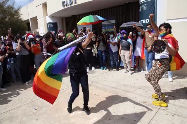 Entre banderas gay y carteles, jóvenes protestaron contra la UADY