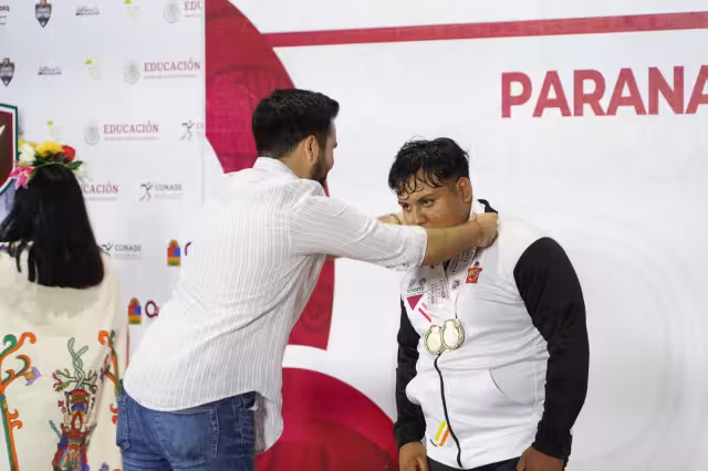 Presea de oro y bronce en la disciplina parapowerlifting