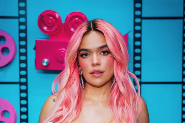 Karol G les canta a niños con cáncer en hospital de la CDMX