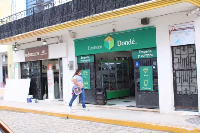 La mujer asegura que debe desprenderse de sus propiedades para obtener recursos