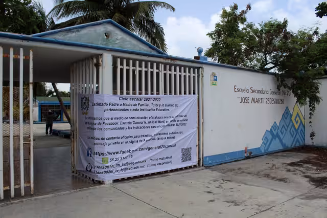 Algunas escuelas de Cancún colocaron avisos sobre el inicio de las clases presenciales en sus instalaciones