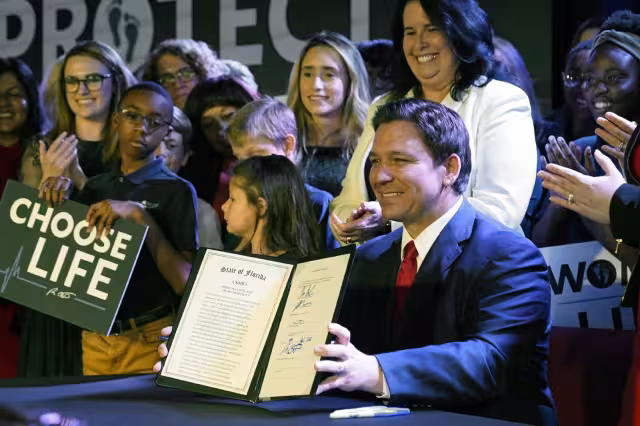 Ron DeSantis fue criticado por asociaciones civiles que buscan que  el aborto se despenalice e incluso por el presidente de Estados Unidos Joe Biden