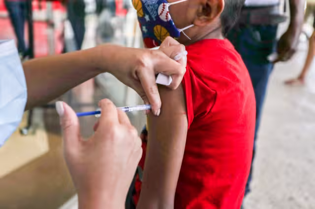 Las vacunas de Pfizer-BioNTech son, hasta el momento, las únicas autorizadas por la OMS para aplicarse a menores de edad