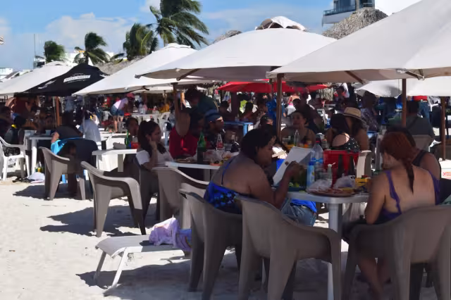 Negocios establecidos y ambulantes mencionaron que la afluencia de viajeros se tenía que aprovechar para recuperarse económicamente