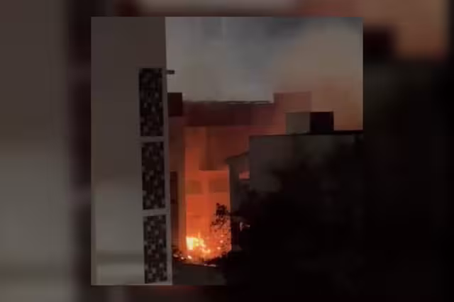 Las llamas del incendio de la palapa alertaron a los huéspedes del hotel de Playa del Carmen para salir del inmueble
