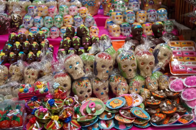 Las claveras son una de las tradiciones más coloridas que podemos encontrar durante Día de Muertos