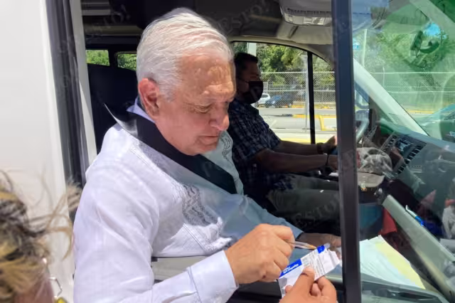AMLO fue abordado por gente que buscaba hablar con él y solicitarle apoyo, esto a su salida del aeropuerto de Chetumal