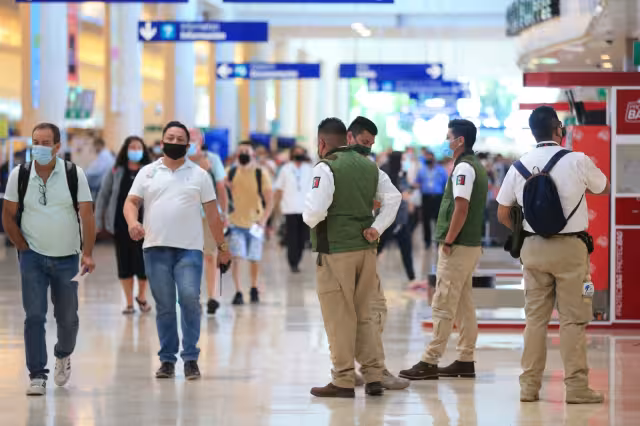 Personal migratorio en Cancún está desbordado ante los miles de pasajeros que llegan cada día