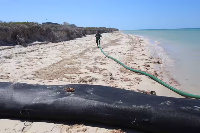 Los geotubos lejos de ayudar, agravaban el problema