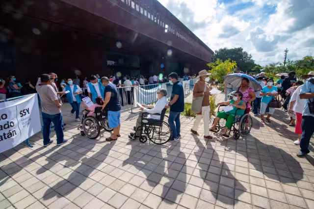 La aglomeración de personas impidió a algunos recibir su inmunización contra el coronavirus