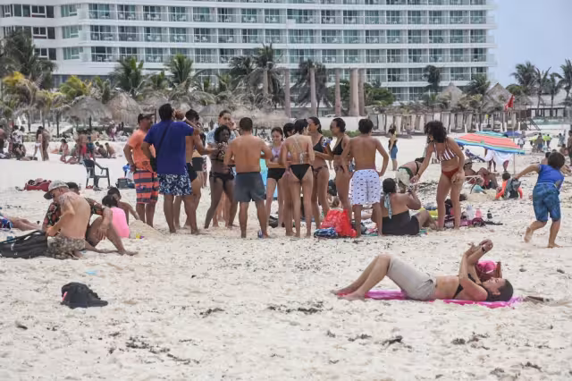 Turistas en las playas de Cancún