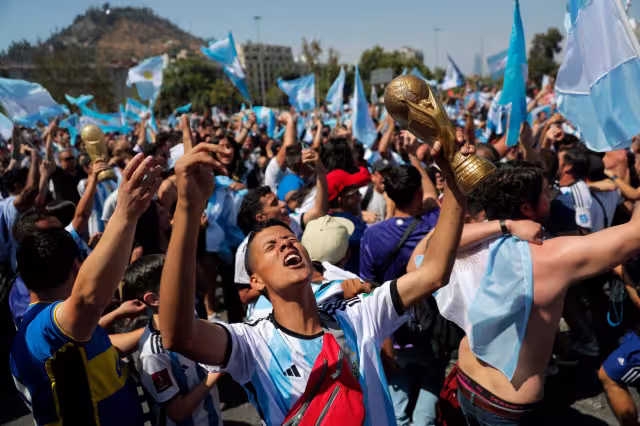 Los argentinos han estado celebrando durante todo el domingo en el país tras la victoria en Qatar contra Francia