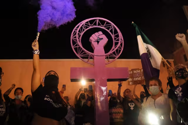 Las marchistas llegaron a el Remate de Montejo, donde el día anterior instalaron la Antimonumenta, misma que ayer fue develada ante familiares de víctimas de feminicidios y violencia de género