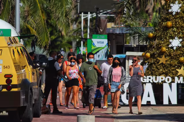 La llegada de turistas de países donde se han registrado casos de la nueva cepa pone en riesgo a la población