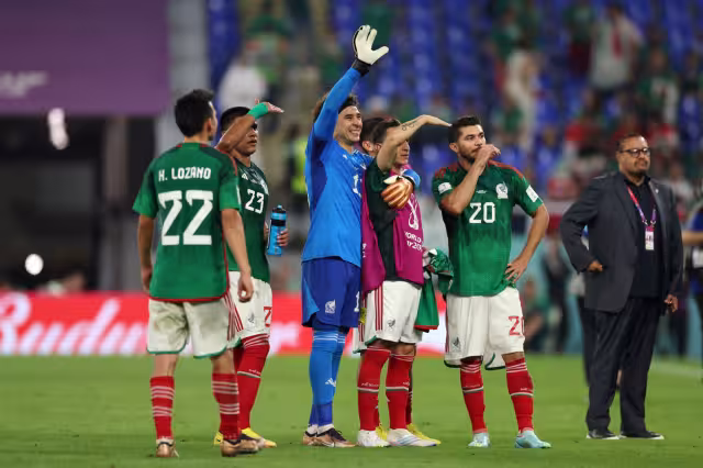 Henry Martín durante el partido ante Polonia. Foto:Especial