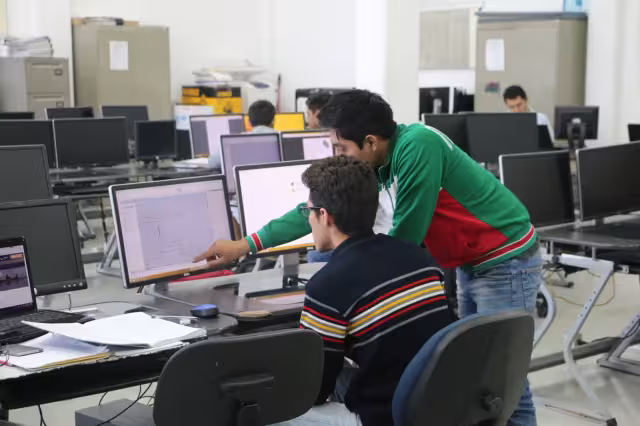 Para los estudiantes es importante tener un contacto directo con el profesor porque se despejan las dudas en el momento