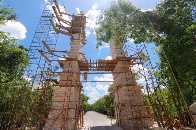En las instalaciones del parque laboran alrededor de 2 mil personas, en su mayoría alarifes