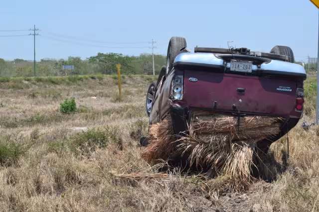 El conductor resultó con varios golpes tras volcar