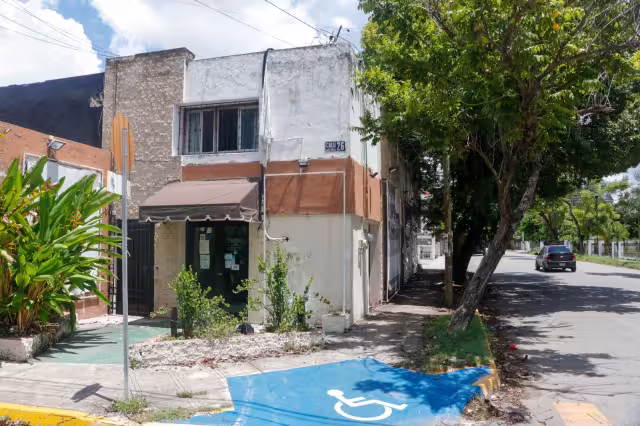 El local de Moevsa está abandonado; nadie contesta el teléfono