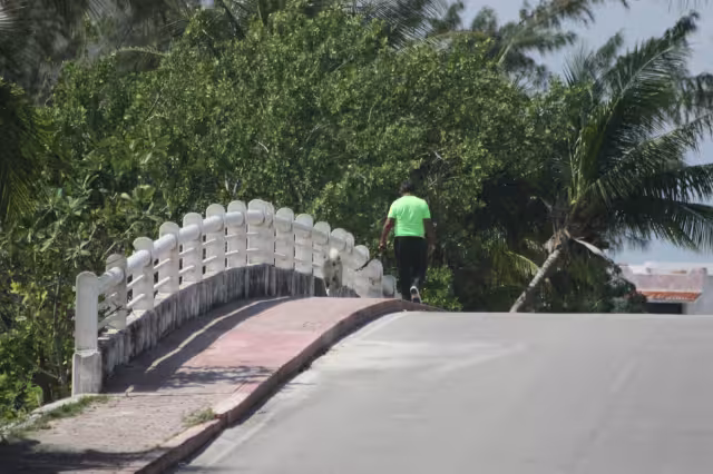 Este es el puente que se ha convertido en basurero en Pok Ta Pok