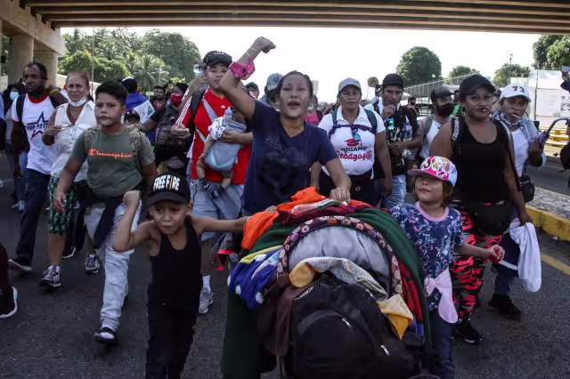Con gritos de ánimo, la caravana avanza desde Tapachula