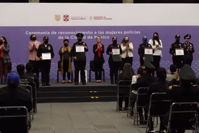La jefa de Gobierno de la Ciudad de México, Claudia Sheinbaum, durante la ceremonia de entrega de reconocimiento a mujeres policías