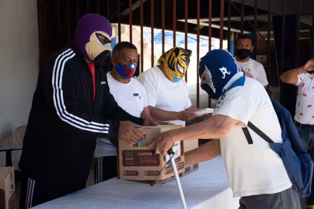 El Fantasma entrega despensas a luchadores afectados por la crisis (Cuartoscuro)