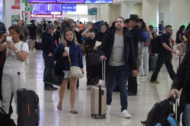 Claudia y Víctor Garza vacacionaron en Cancún, pero cuando llegaron a documentar se llevaron la sorpresa que sus pagos no estaban registrados en Viva Aerobús